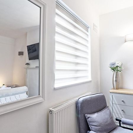 Luxury 3-Bed Apartment Near To London With Parking Hornchurch Exterior photo
