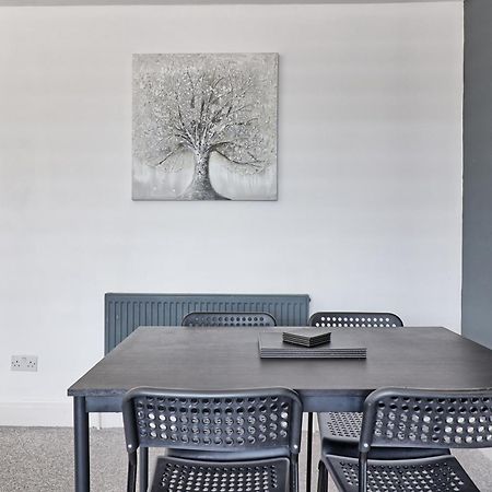 Luxury 3-Bed Apartment Near To London With Parking Hornchurch Exterior photo
