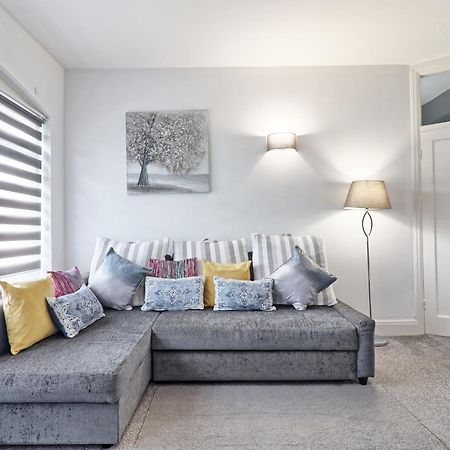 Luxury 3-Bed Apartment Near To London With Parking Hornchurch Exterior photo
