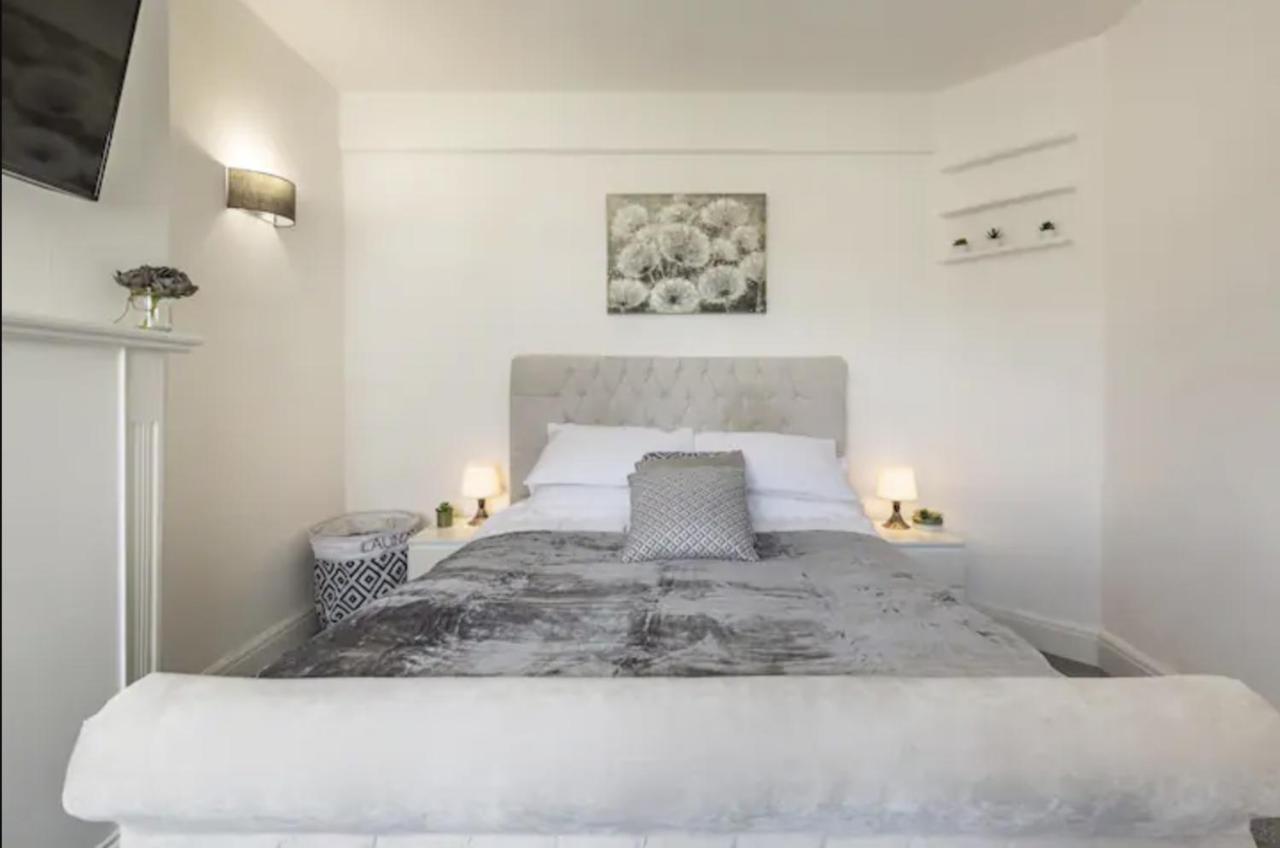 Luxury 3-Bed Apartment Near To London With Parking Hornchurch Exterior photo
