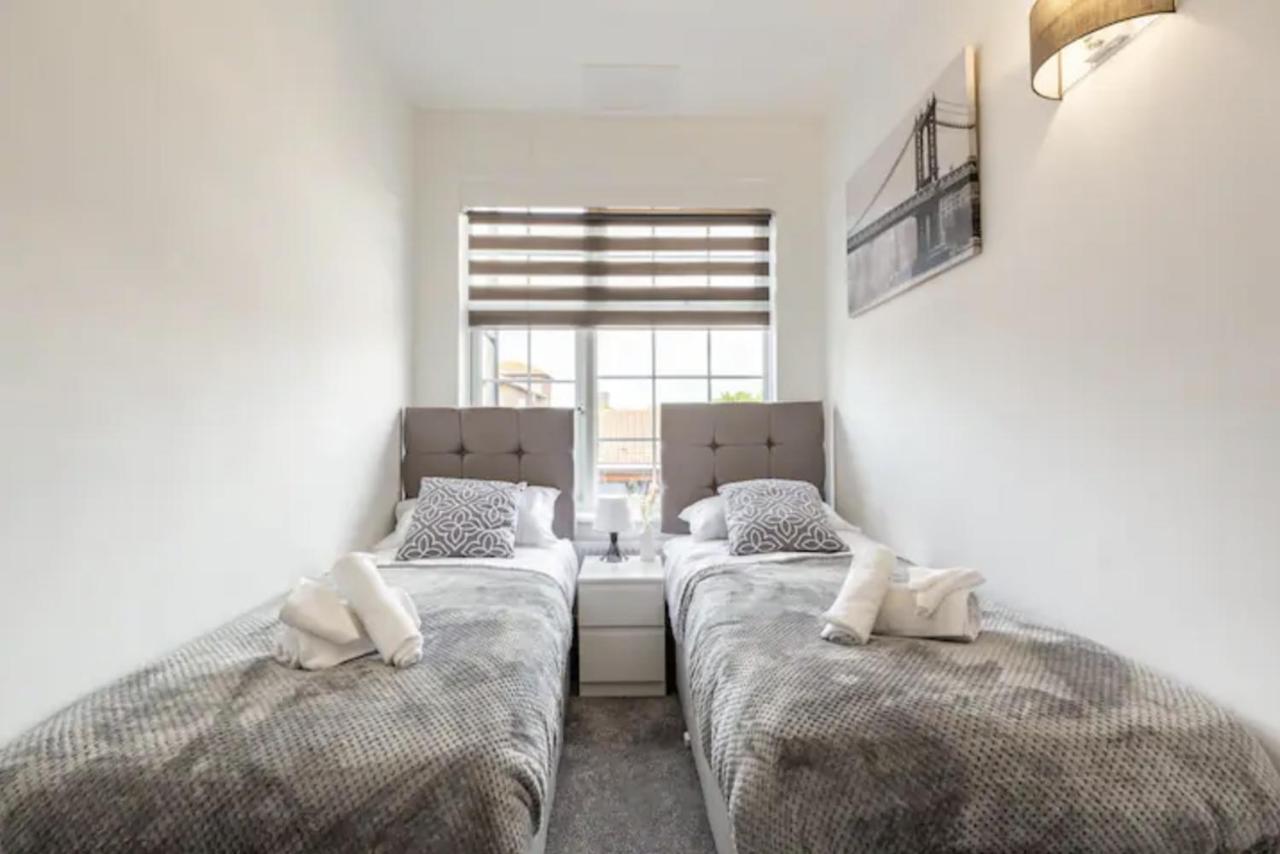 Luxury 3-Bed Apartment Near To London With Parking Hornchurch Exterior photo
