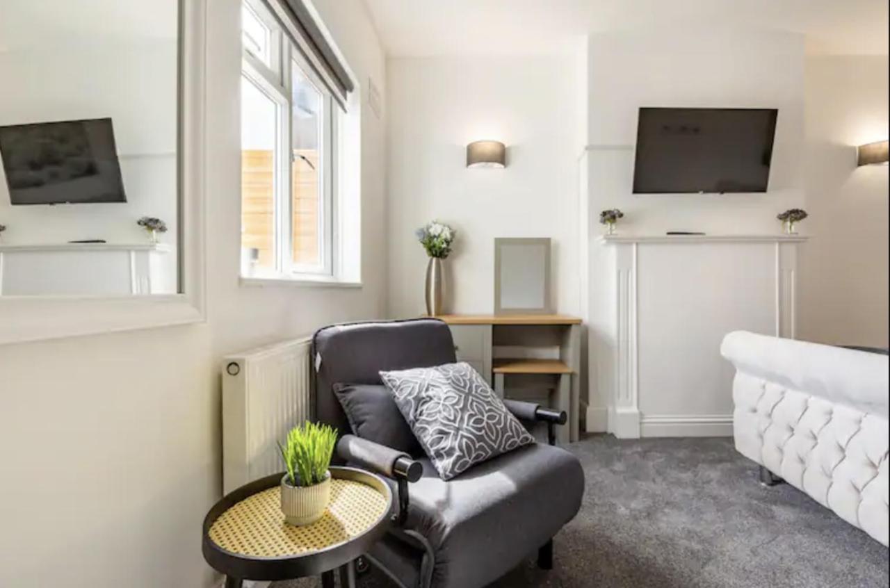 Luxury 3-Bed Apartment Near To London With Parking Hornchurch Exterior photo