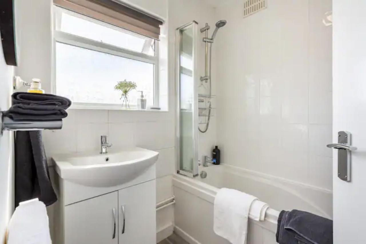 Luxury 3-Bed Apartment Near To London With Parking Hornchurch Exterior photo