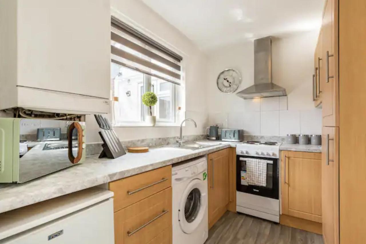 Luxury 3-Bed Apartment Near To London With Parking Hornchurch Exterior photo