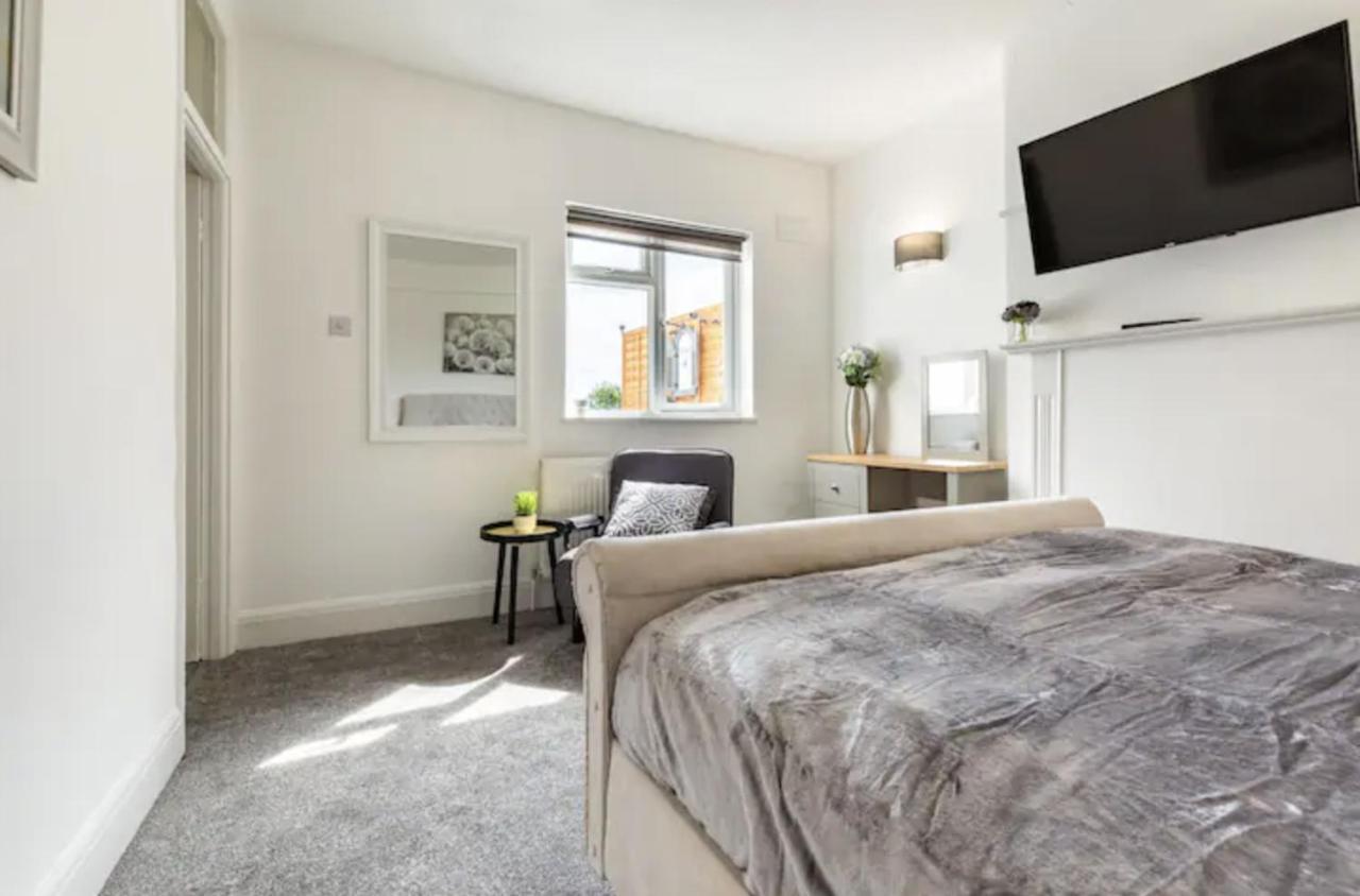 Luxury 3-Bed Apartment Near To London With Parking Hornchurch Exterior photo