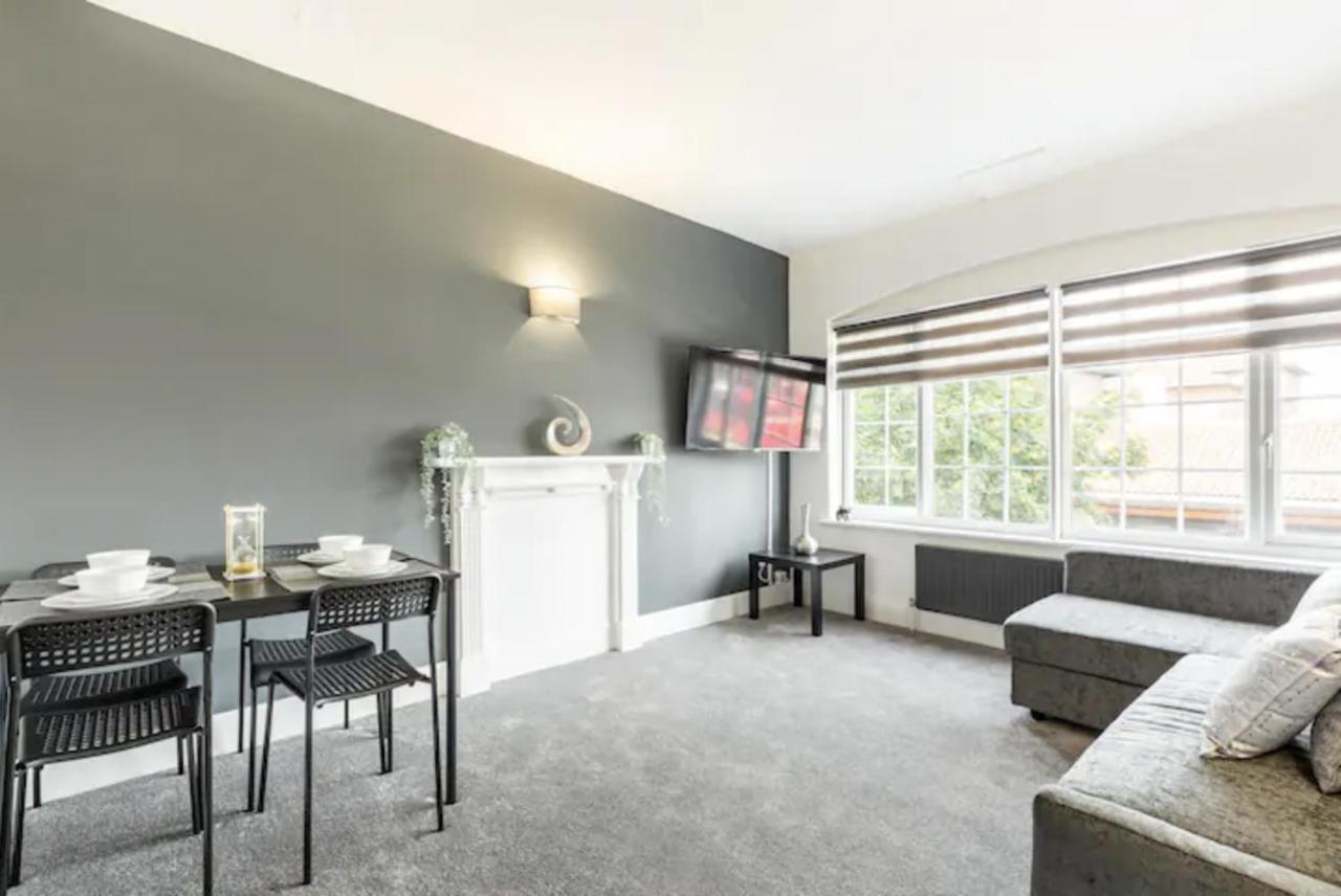 Luxury 3-Bed Apartment Near To London With Parking Hornchurch Exterior photo