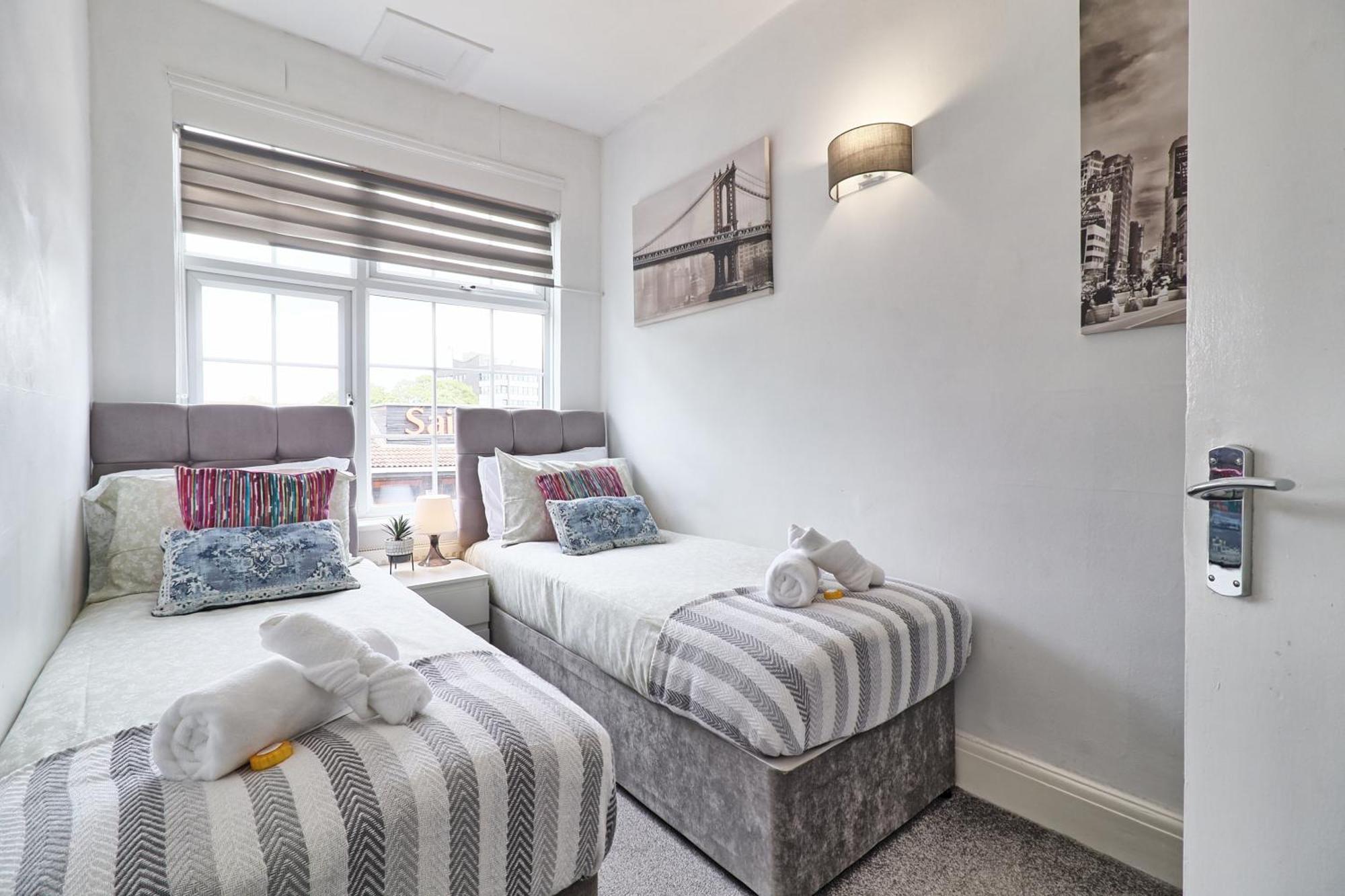 Luxury 3-Bed Apartment Near To London With Parking Hornchurch Exterior photo