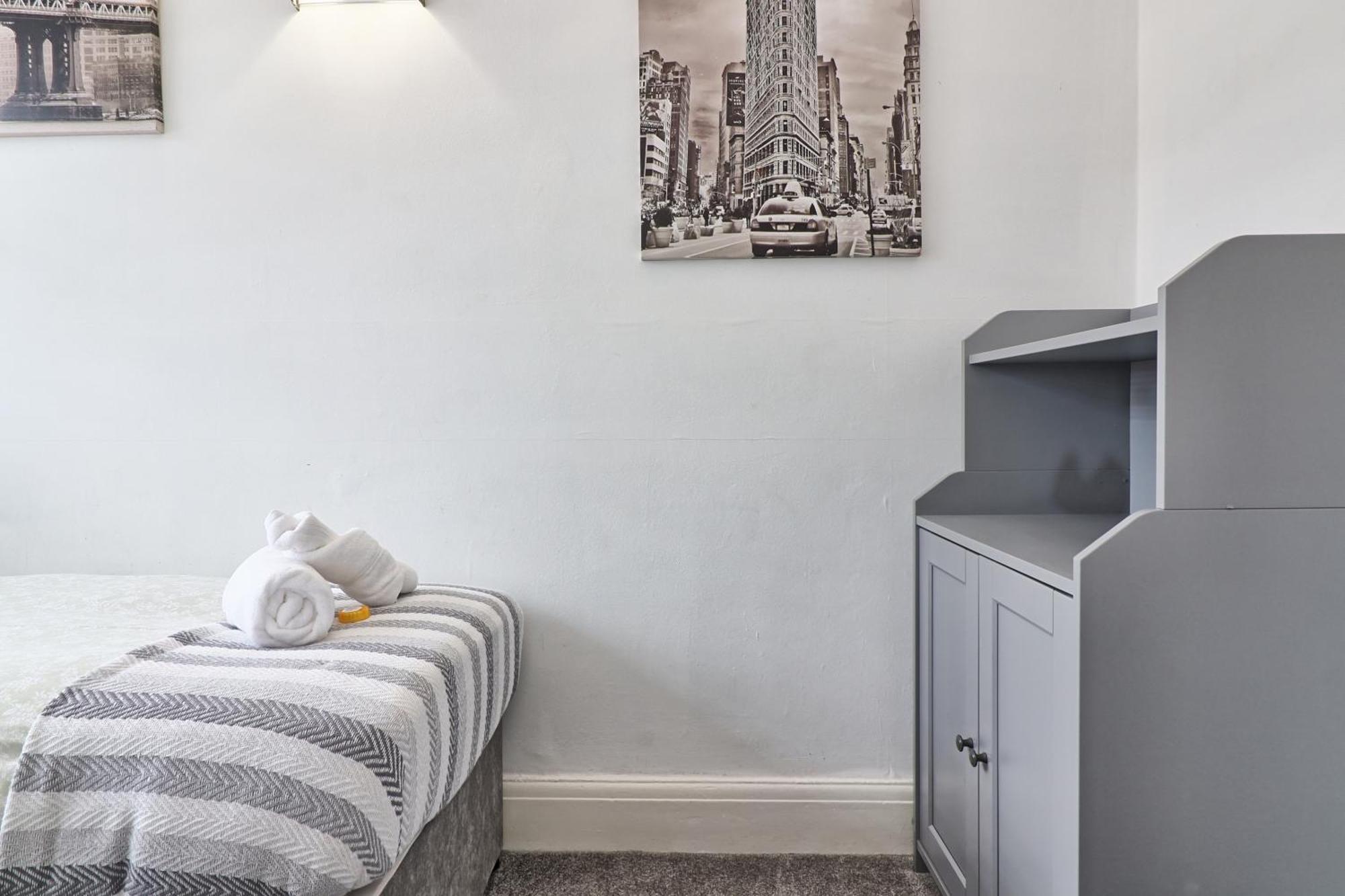 Luxury 3-Bed Apartment Near To London With Parking Hornchurch Exterior photo