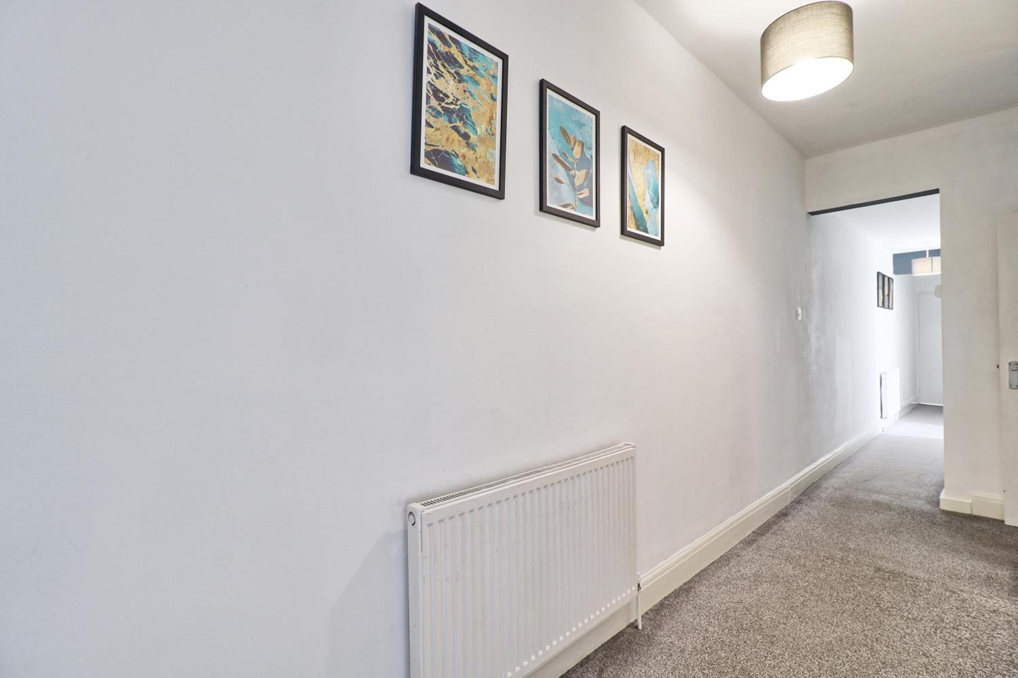 Luxury 3-Bed Apartment Near To London With Parking Hornchurch Exterior photo