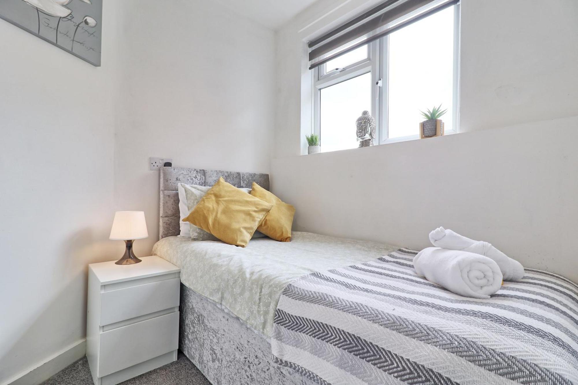 Luxury 3-Bed Apartment Near To London With Parking Hornchurch Exterior photo