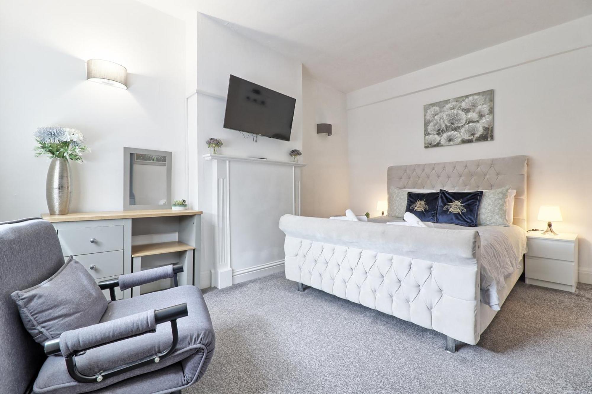 Luxury 3-Bed Apartment Near To London With Parking Hornchurch Exterior photo