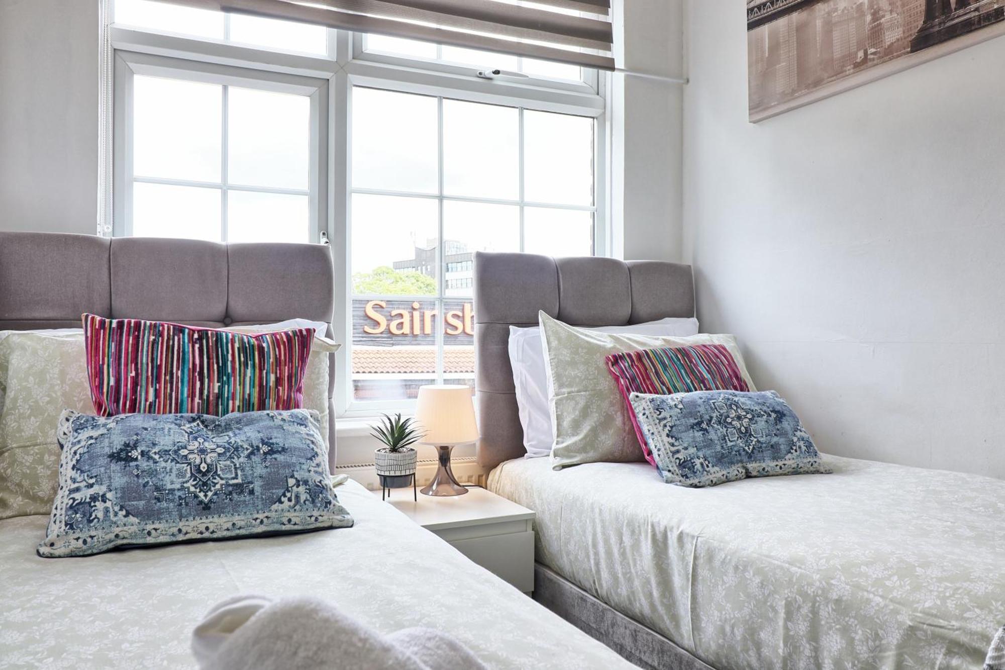 Luxury 3-Bed Apartment Near To London With Parking Hornchurch Exterior photo