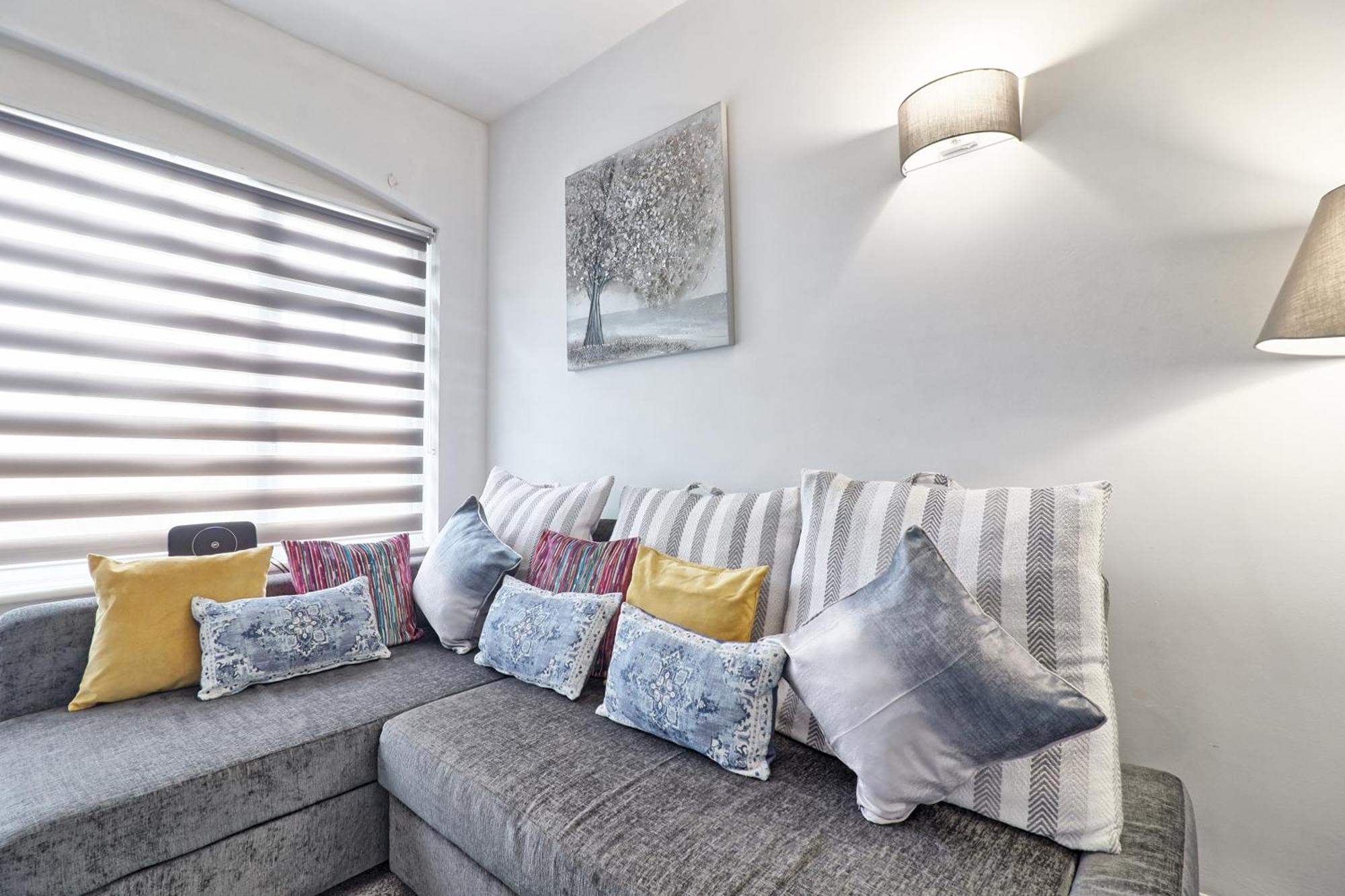 Luxury 3-Bed Apartment Near To London With Parking Hornchurch Exterior photo
