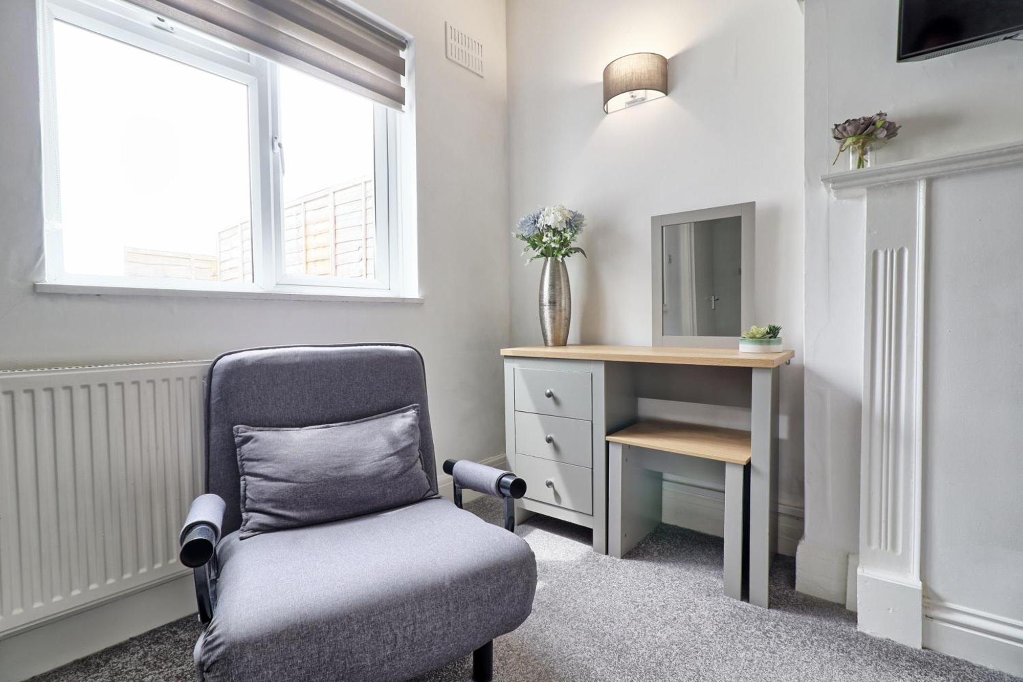 Luxury 3-Bed Apartment Near To London With Parking Hornchurch Exterior photo