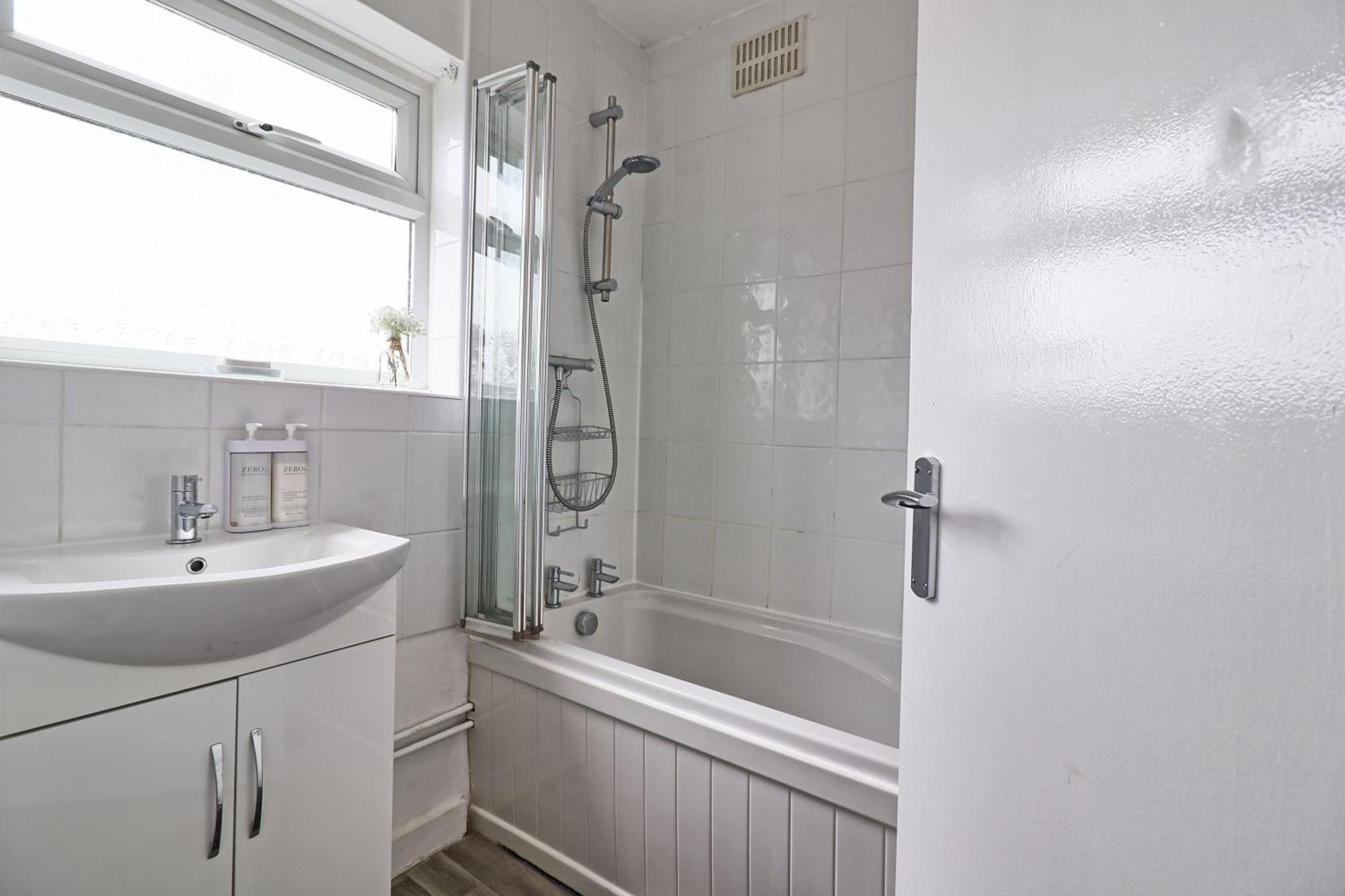Luxury 3-Bed Apartment Near To London With Parking Hornchurch Exterior photo