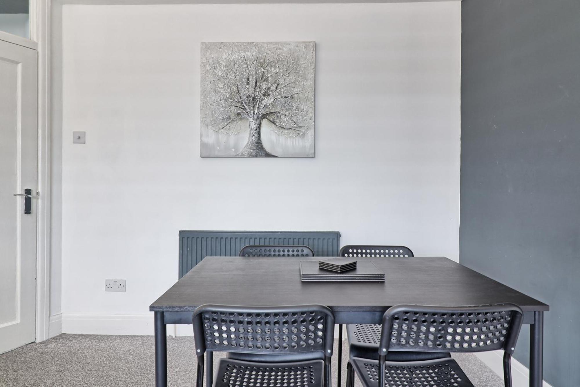 Luxury 3-Bed Apartment Near To London With Parking Hornchurch Exterior photo
