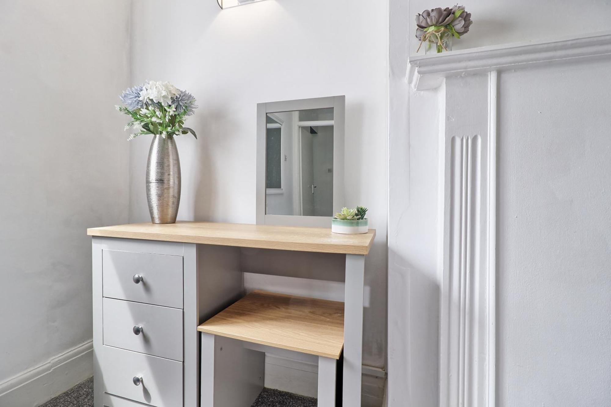 Luxury 3-Bed Apartment Near To London With Parking Hornchurch Exterior photo