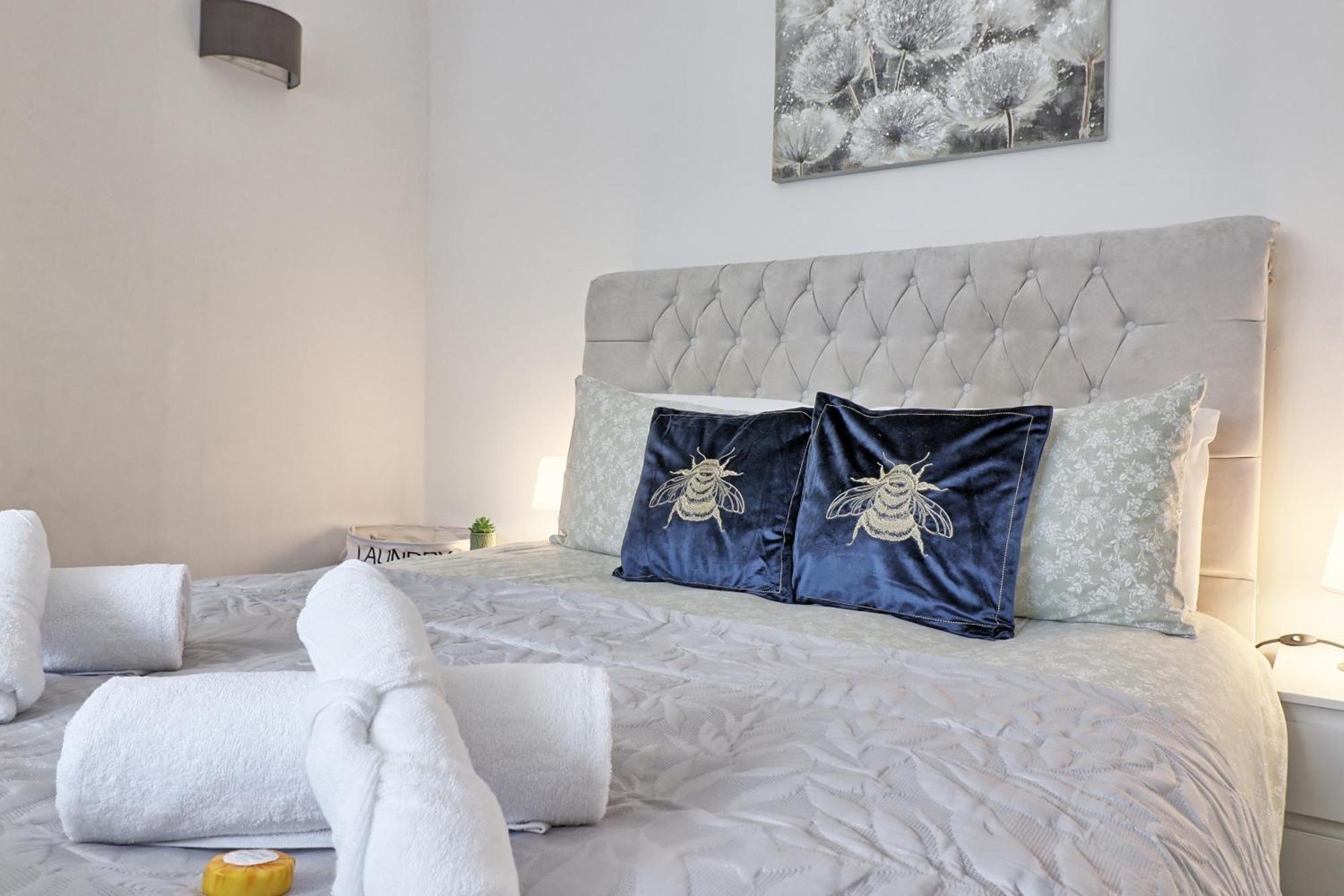 Luxury 3-Bed Apartment Near To London With Parking Hornchurch Exterior photo