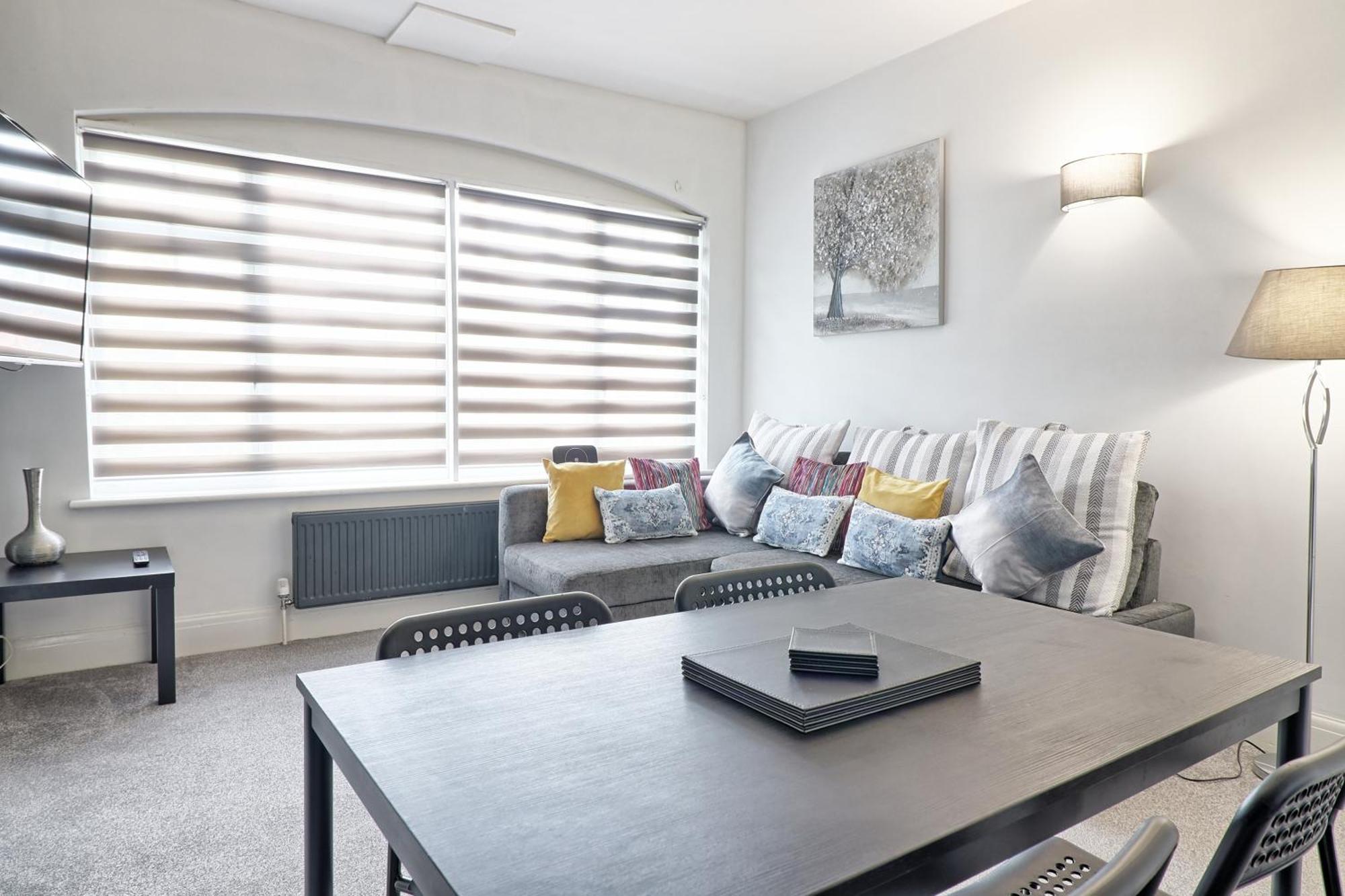 Luxury 3-Bed Apartment Near To London With Parking Hornchurch Exterior photo