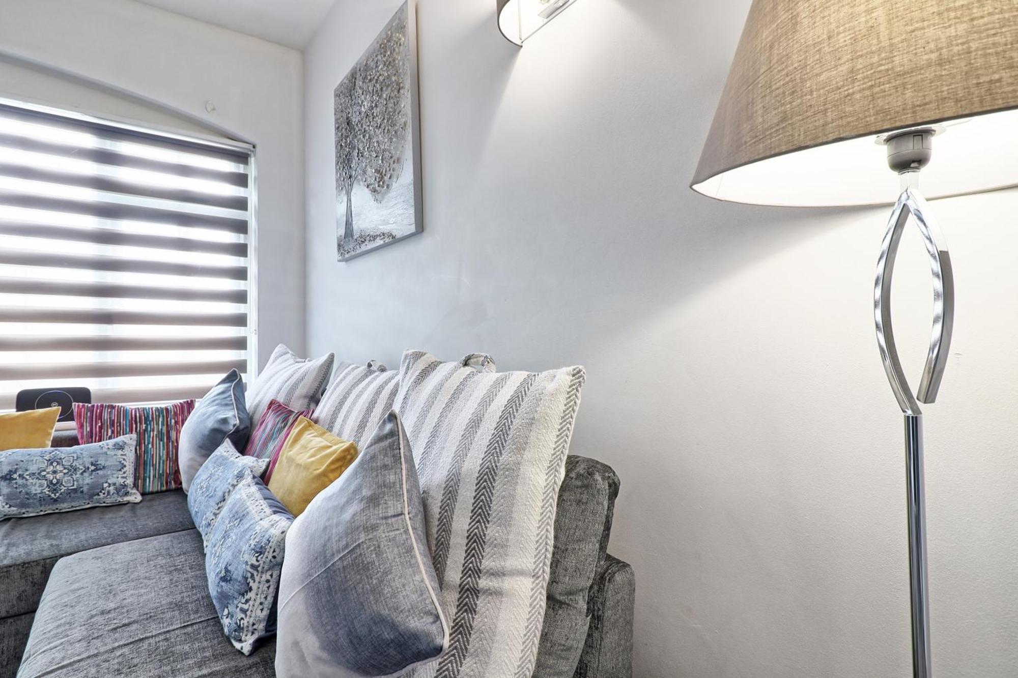 Luxury 3-Bed Apartment Near To London With Parking Hornchurch Exterior photo