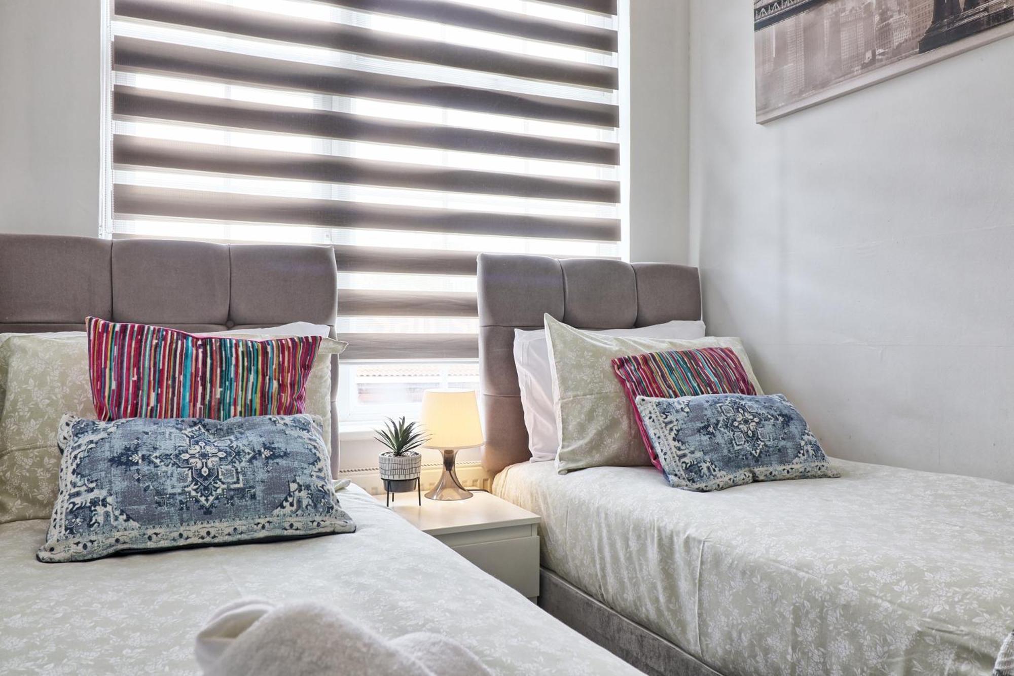 Luxury 3-Bed Apartment Near To London With Parking Hornchurch Exterior photo