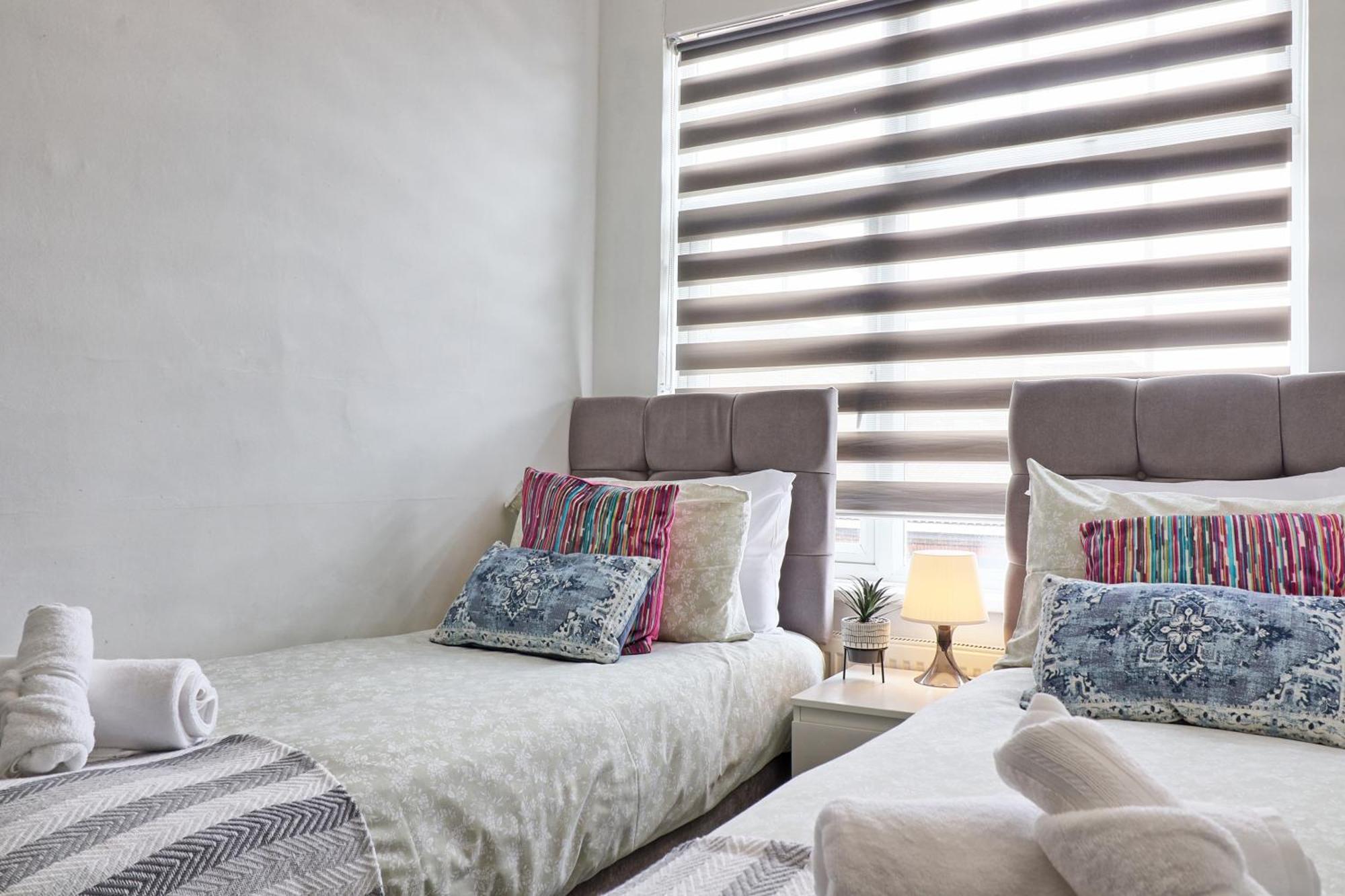 Luxury 3-Bed Apartment Near To London With Parking Hornchurch Exterior photo