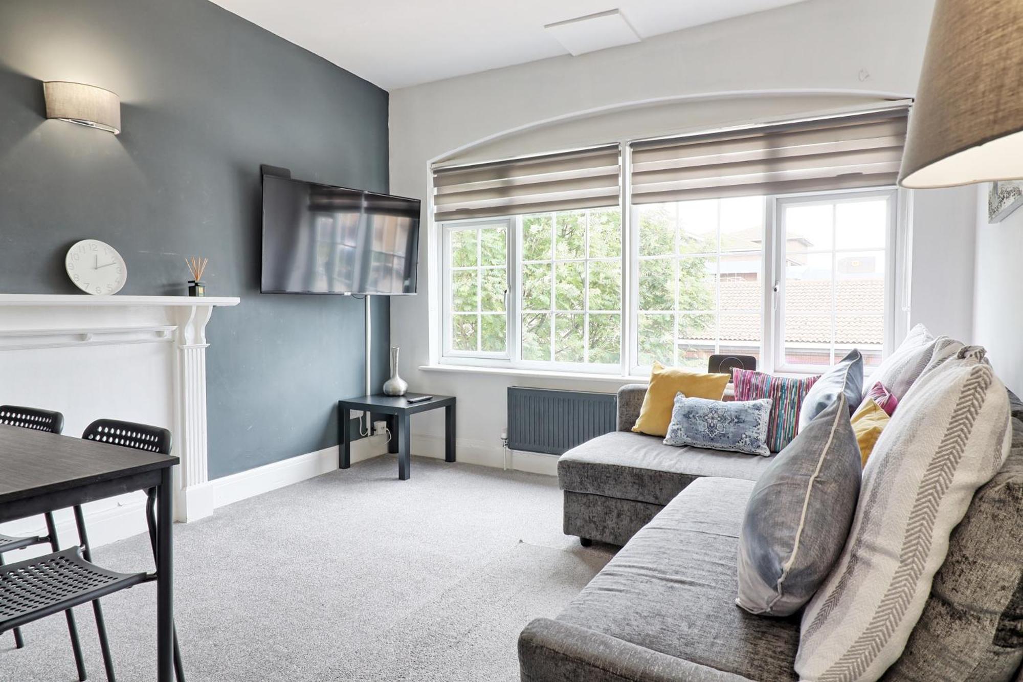 Luxury 3-Bed Apartment Near To London With Parking Hornchurch Exterior photo