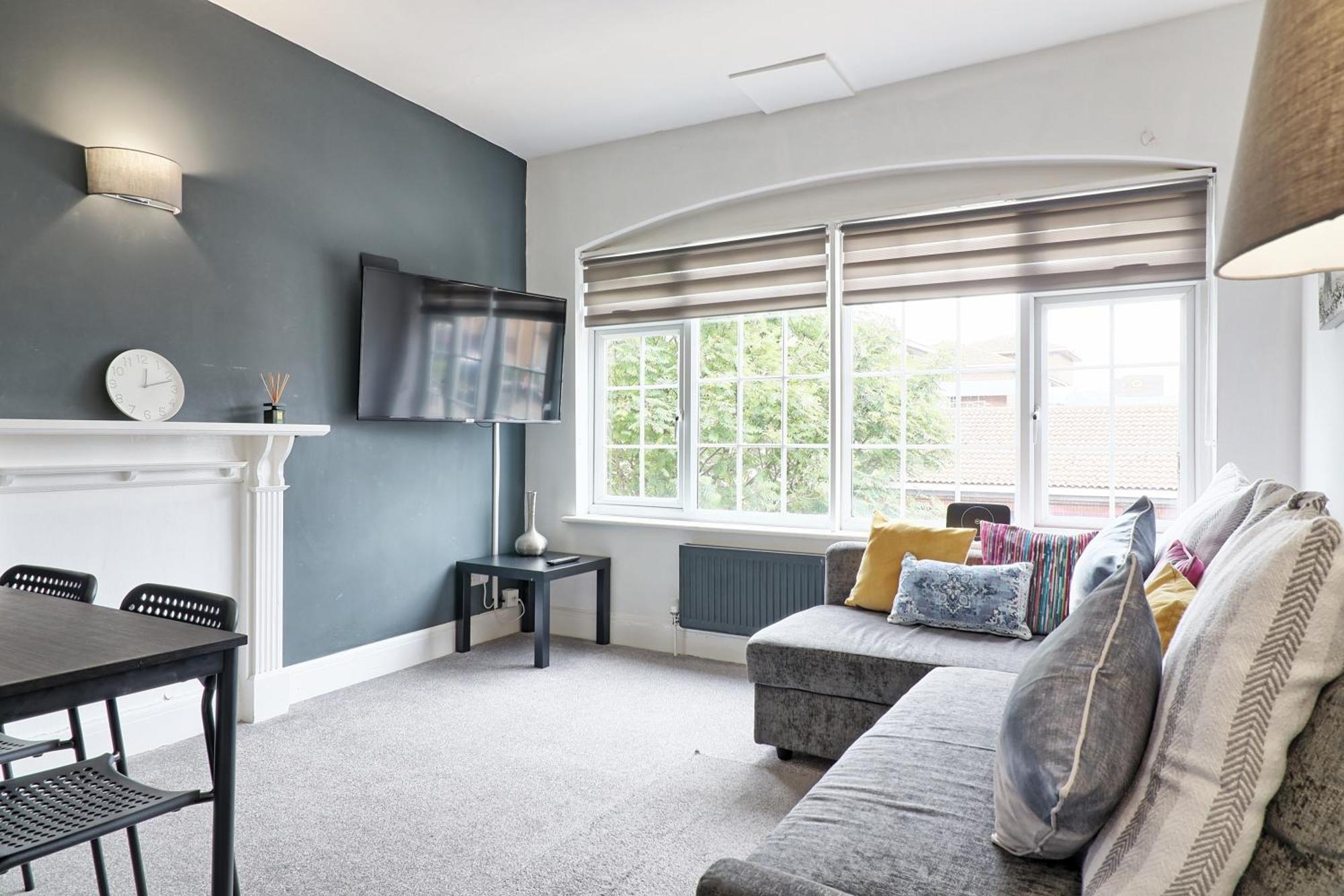 Luxury 3-Bed Apartment Near To London With Parking Hornchurch Exterior photo